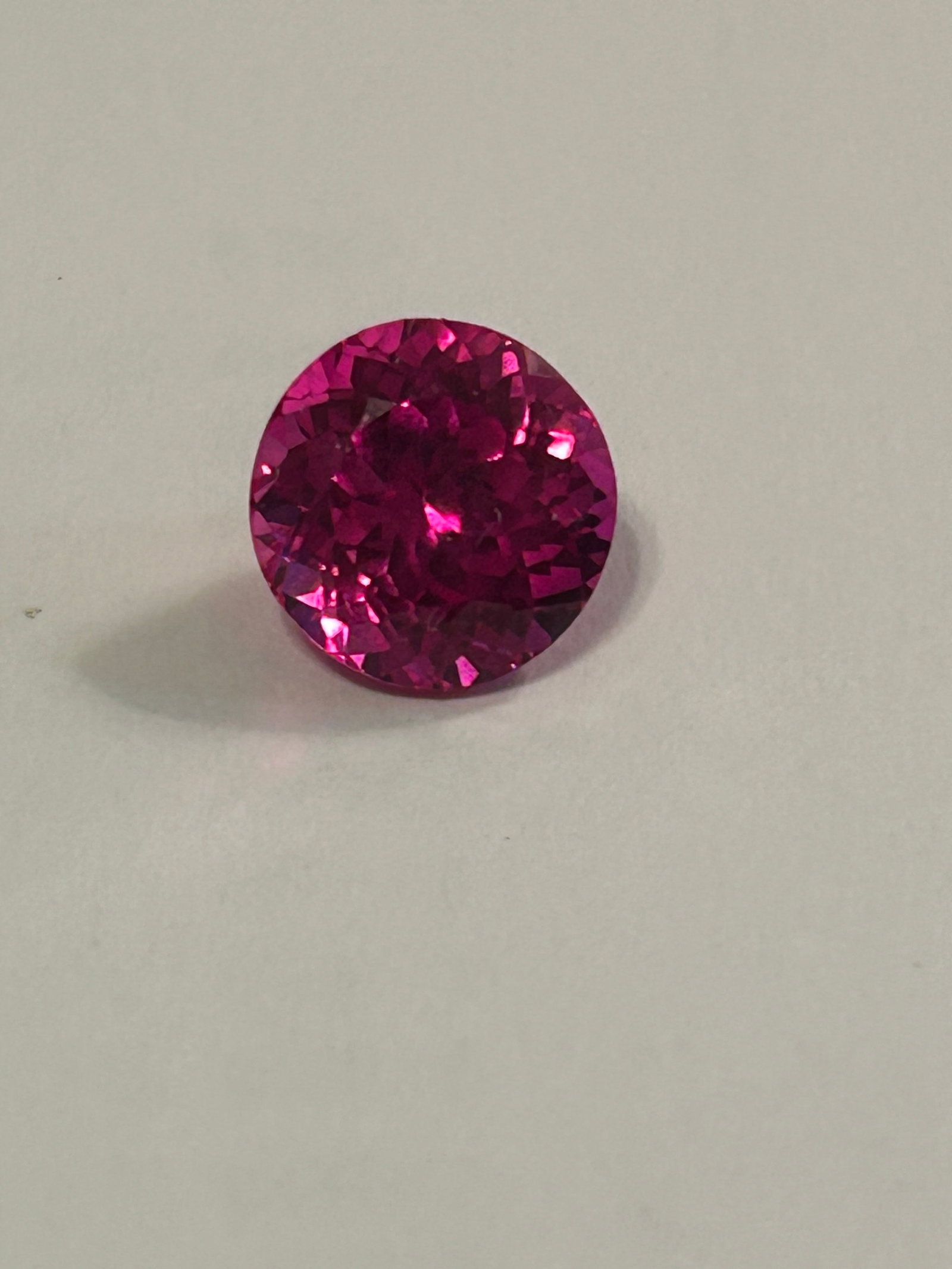Extremely Rare Pink Ceylon Sapphire 4 Ct Round Cut: a highly sought-after, premium gemstone renowned for its vivid, romantic hue, exceptional brilliance, and superior clarity. These natural stones feature a brilliant mixed cut.