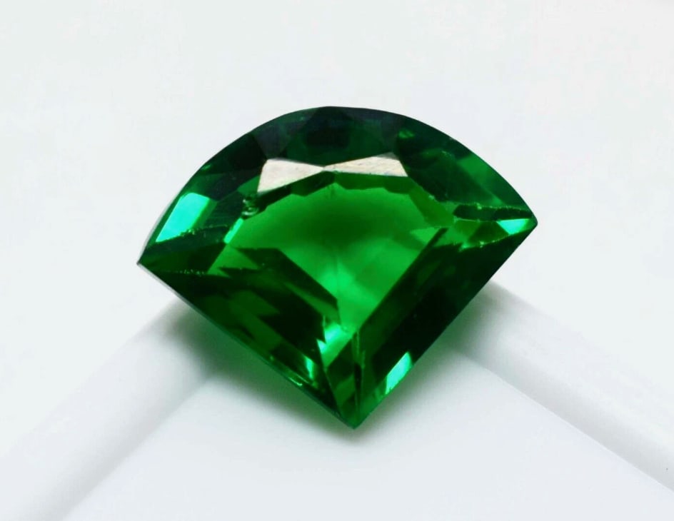 Natural Deep Green Emerald Fancy Cut 10.1 ct from Colombia: "Deep Green" suggests a high-quality stone. Colombian origins are the most prestigious for emeralds. Transparent, vivid green gemstone often featuring a, rich,, intense, color. These,, gems are renown