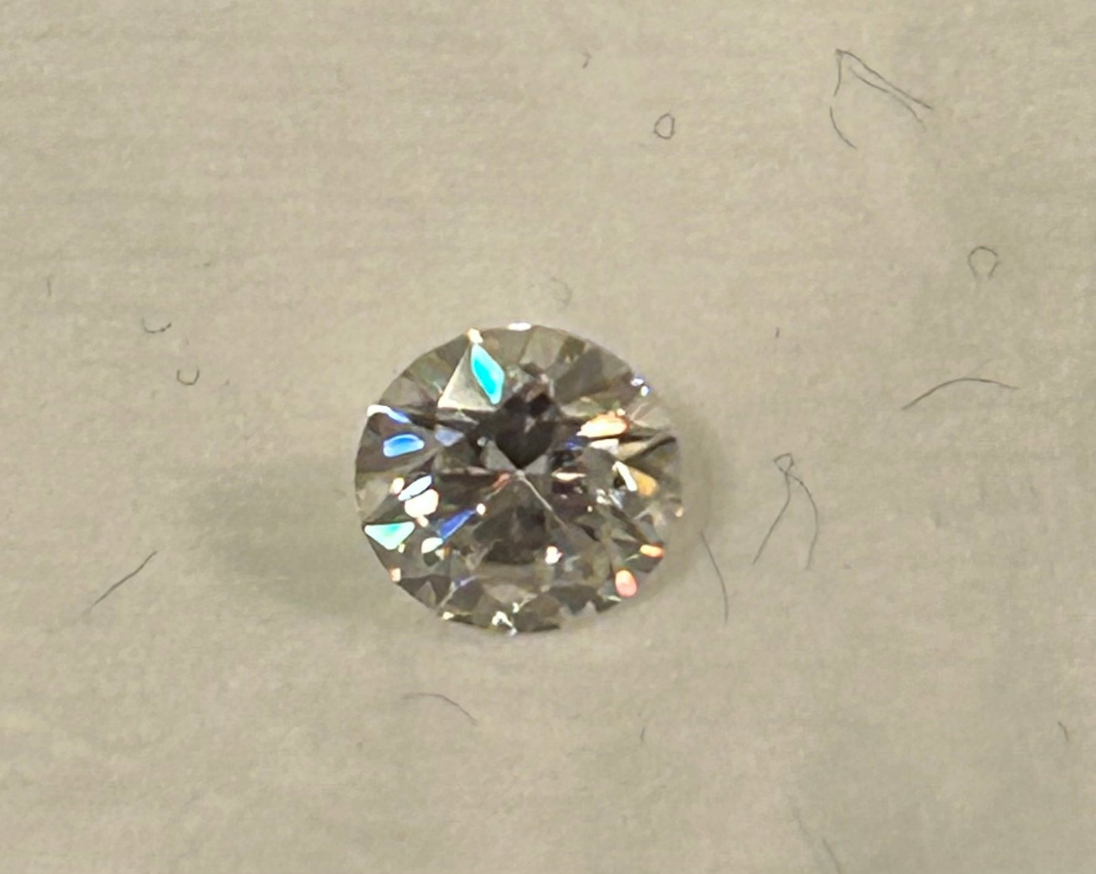 Stunning White Diamond Round Cut VVS D color 0.95 ct from Thailand: A stunning 0.95 ct round brilliant diamond from Thailand. VVS clarity offers exceptional beauty, featuring a high-quality cut for superior sparkle, very slight inclusions visible only under