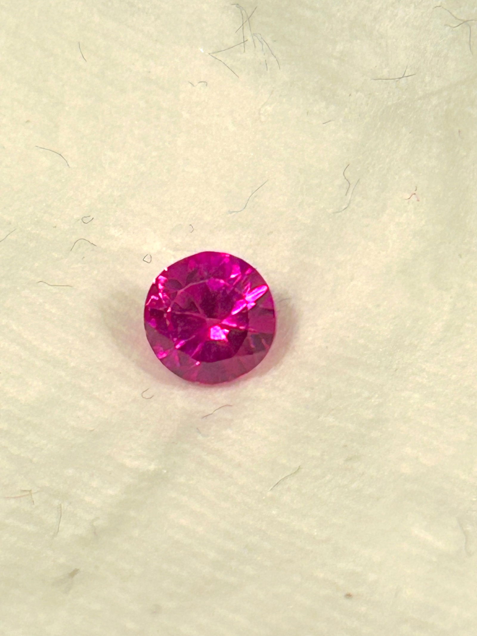 Neon Pink Sapphire Round Cut Transparent 1.80 Ct from Sri Lanka: A vivid "neon" with subtle violet undertones, a hallmark of fine Sri Lankan sapphires.a brilliant round cut, designed to enhance light reflection, brilliance, and sparkle.Transparent, allowing light t
