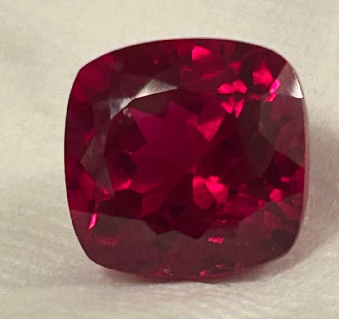 Blood Ruby 11 ct Cushion Cut VVS from Burma - 2