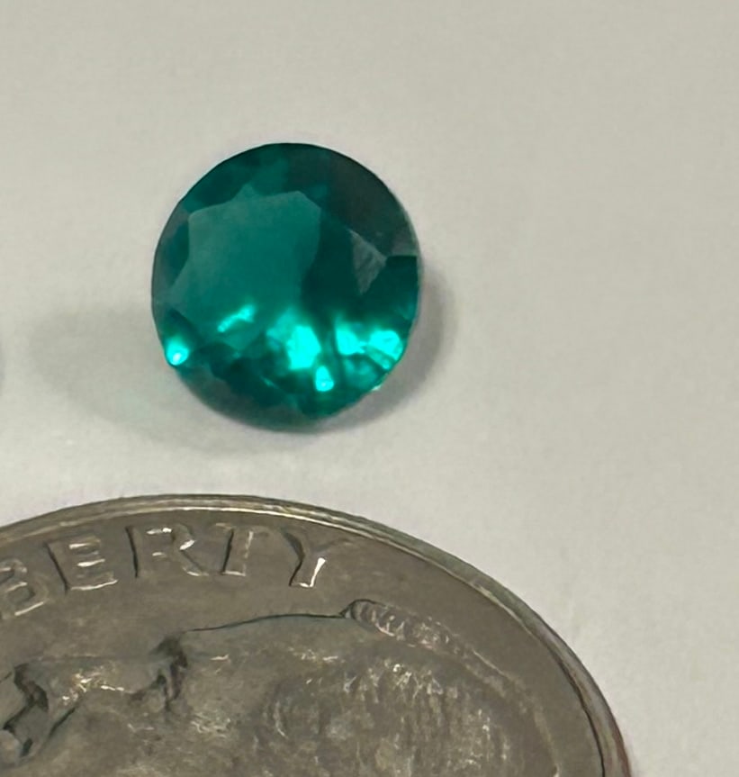 Colombian Green Emerald 2 ct Round Cut 6mm No Reserve: highly coveted for its intense, vivid green color, often enhanced by minor, traditional oiling. These stones originate from famed Colombian mines, boasting superior transparency and, when round-cut,,