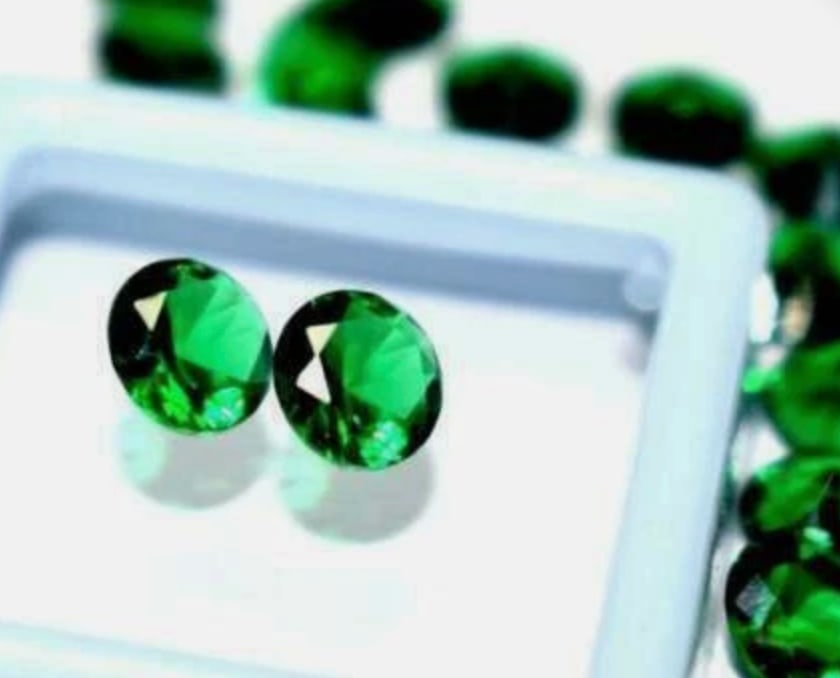 Colombian Green Emerald 2 ct Round Cut PAIR 6mm No Reserve: highly coveted for its intense, vivid green color, often enhanced by minor, traditional oiling. These stones originate from famed Colombian mines, boasting superior transparency and, when round-cut,,