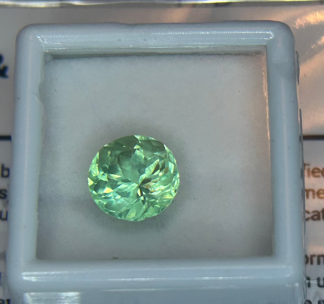 Extremely Flawless Natural Green Sapphire 3 Ct Round Cut VVS: 9.33 x 9.33 x 9.86 a rare, high-value, and exceptionally durable gemstone, sourced from Sri Lanka. These gems, are prized for their clarity, and their intense,, vibrant, green hues, which are