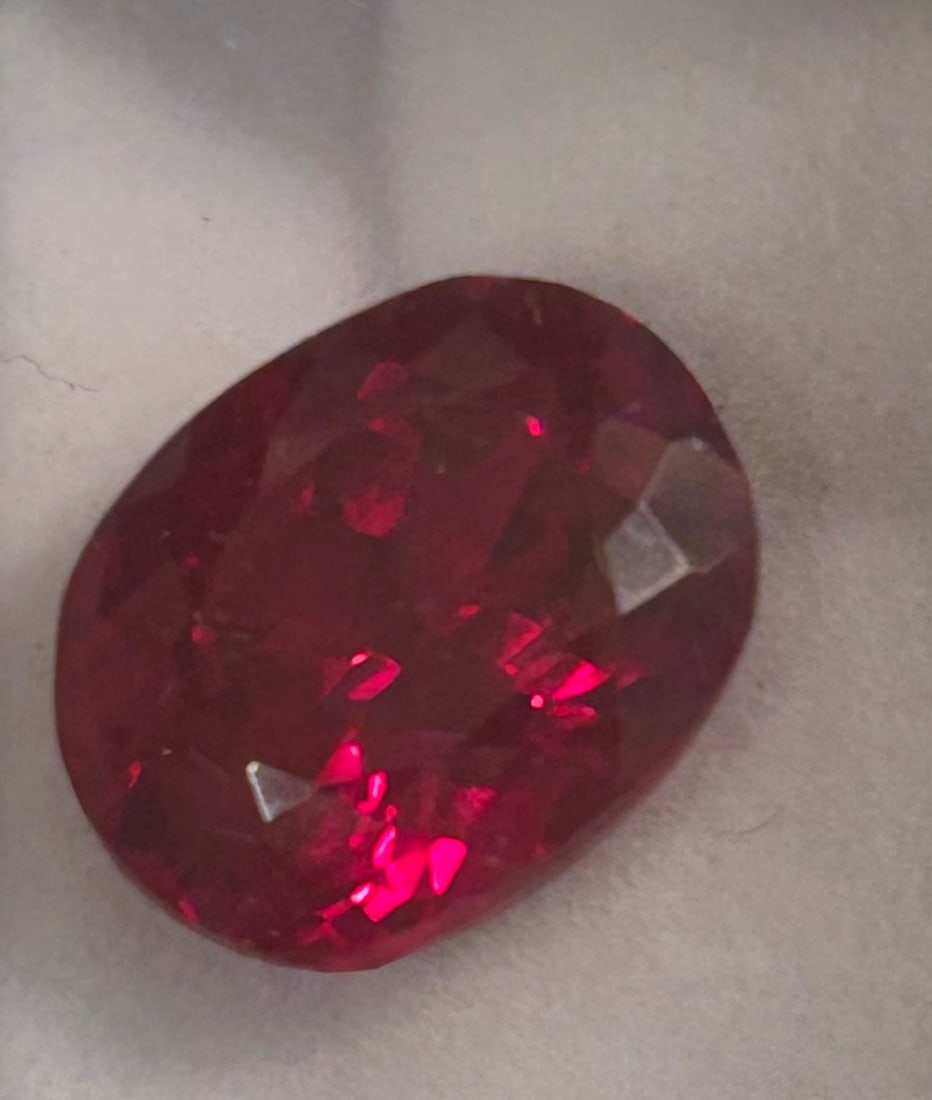 Extremely Rare Pink Ceylon Sapphire 5 Ct Round Cut: a highly sought-after, premium gemstone renowned for its vivid, romantic hue, exceptional brilliance, and superior clarity. These natural stones feature a brilliant mixed cut.