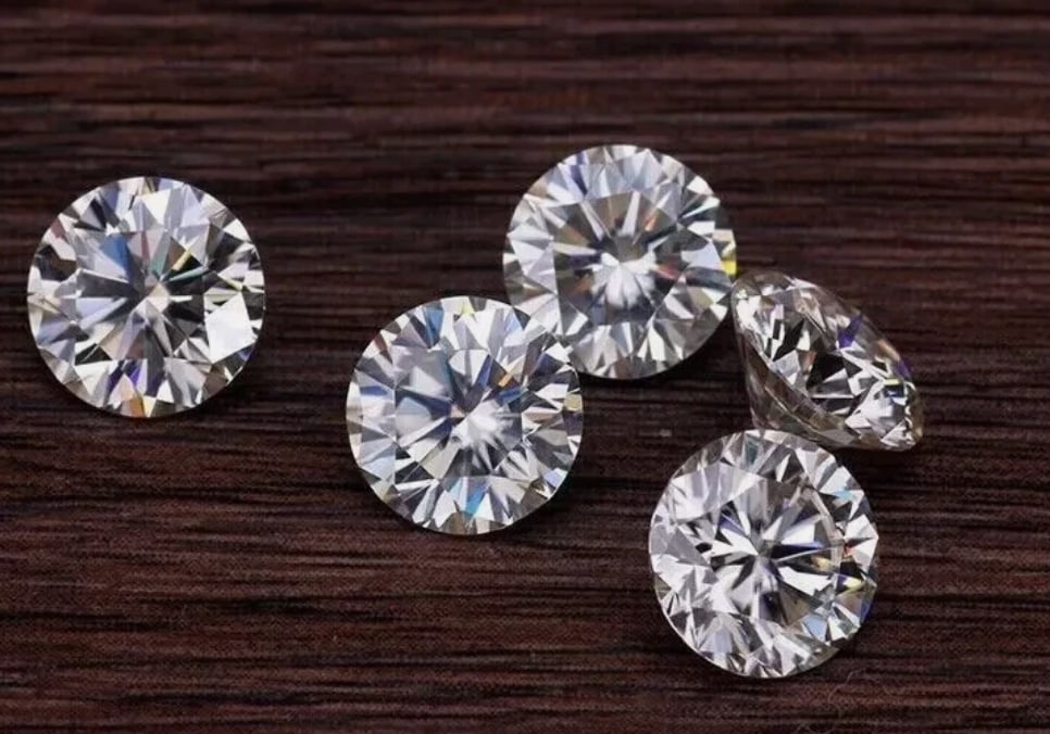 2 Ct Natural White Diamond Round Cut VVS1 D Grade from South Africa: A top-tier gemstone. It features maximum colorlessness (D-grade). Minute, nearly invisible inclusions (VVS1). This stone has excellent cut, symmetry, and polish, offering superior brilliance.....Pleas
