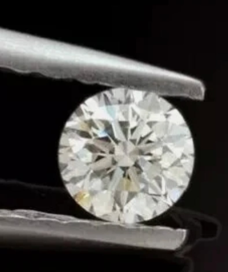 Natural White Diamond .50 Ct each Round Cut VVS1 D Grade: VVS1 clarity and D color is a top-tier gemstone, representing the peak of colorlessness and near-flawless transparency. Featuring "Excellent" cut grades, these diamonds measure roughly 5.5mm in