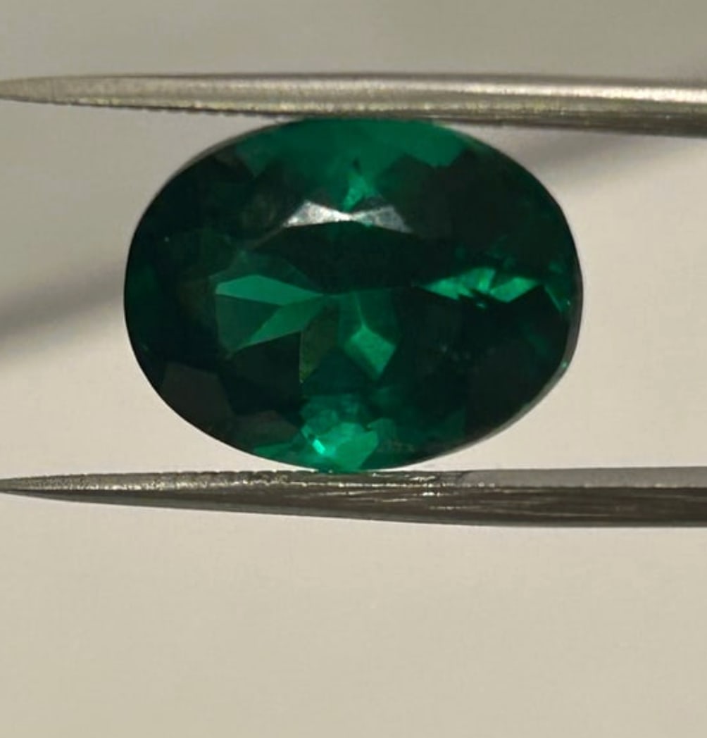 Natural Flawless Green Emerald 11.10 Ct Oval Cut from Colombia: high-quality collector's gem featuring a vivid green hue and an elegant oval cut. Sourced from Colombia?renowned for the world's finest, most deeply saturated emeralds?this stone offers exceptional