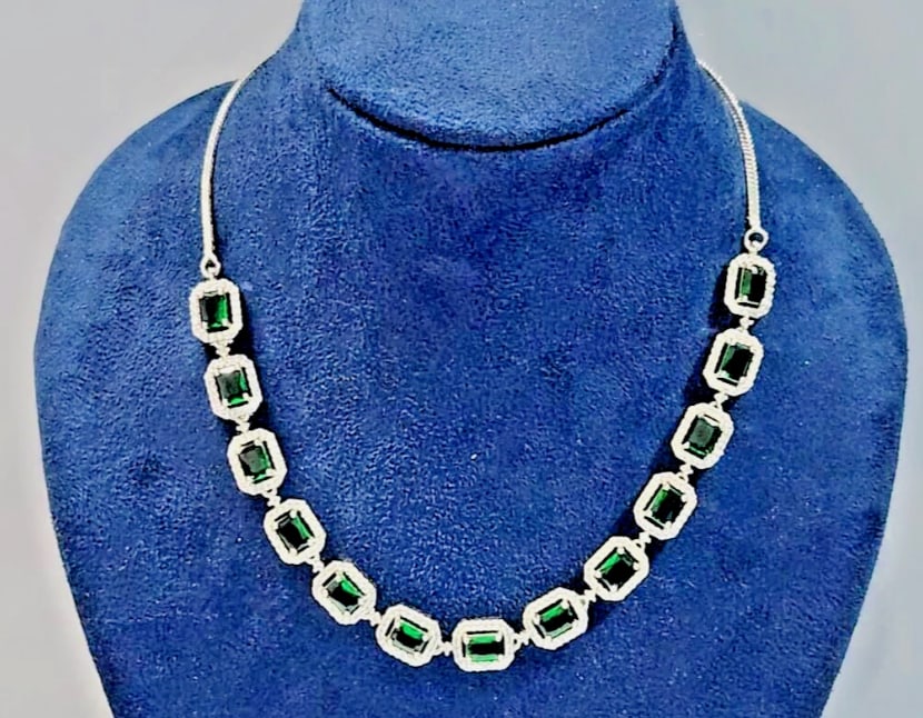 7 ctw Diamond and Emerald Tset - 3