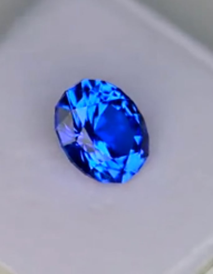 Blue Sapphire Oval Cut 13.84 ct: this represents a rare and high-value, top-clarity gemstone. Such a large, pristine, is valued for its deep, intense blue color and exceptional brilliance.