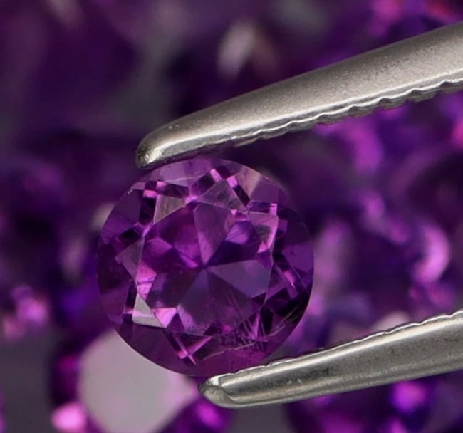 Authenticed Natural Amethyst Round Cut 5mm 30Pcs 7.36 cts VVS from Bolivia: Bolivian amethyst is known for its intense purple hue and rarity, untreated with high transparency.