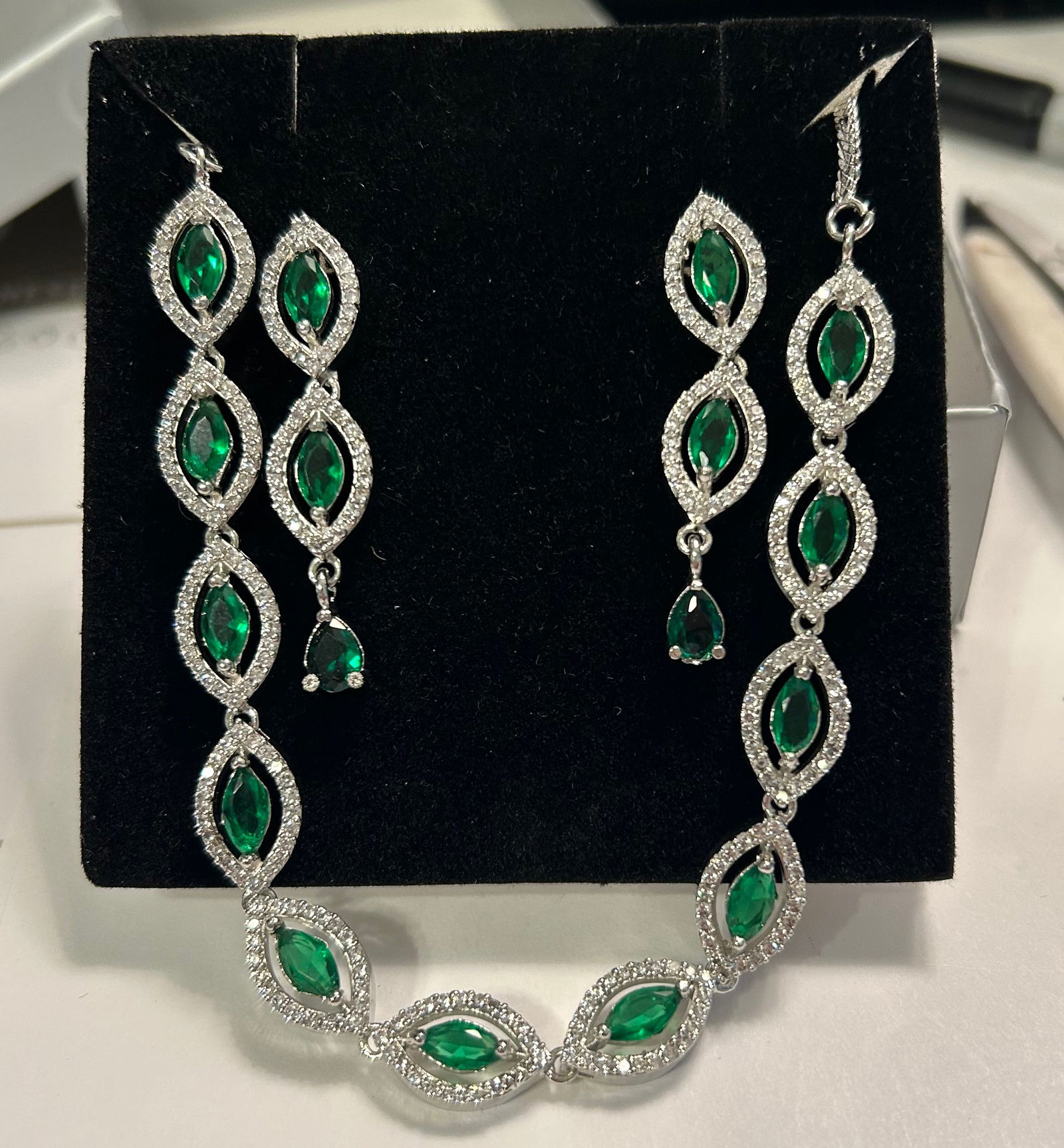 Luxury Set Earrings & Necklace White Gold, Emerald & Diamond No Reserve (1 of 3)