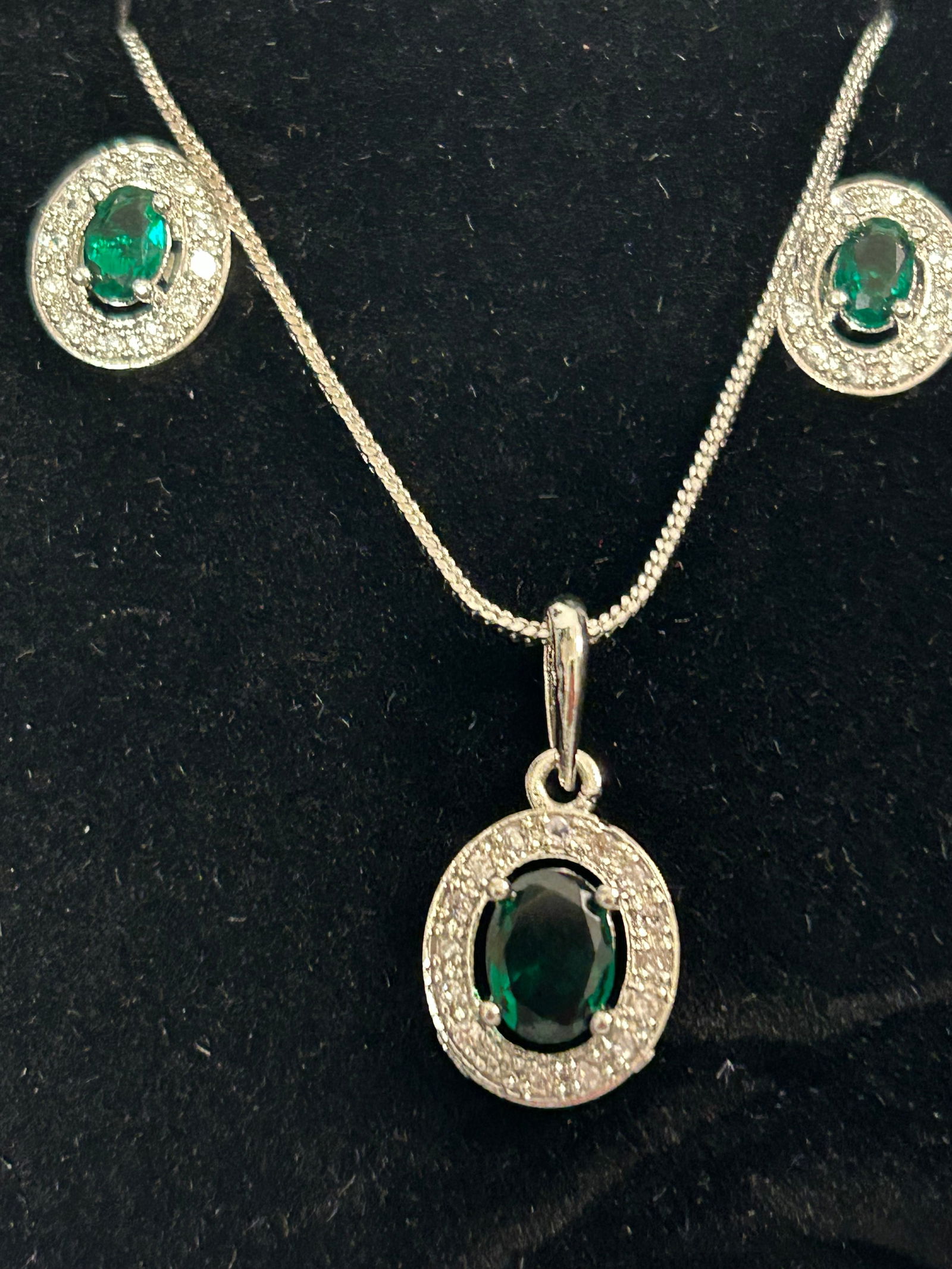 Premium Emerald and Diamond Necklace White Gold with Earring Set. No Reserve (1 of 3)