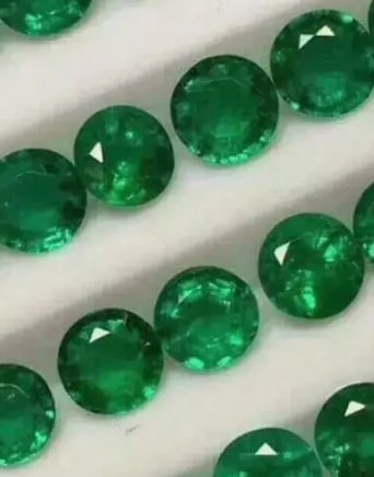 Colombian Green Emerald Round Cut Lot 15 Pcs 7 mm NO RESERVE: natural, green Colombian emeralds, round-cut to a size of 7 mm each. These earth-mined, untreated, or lightly treated gemstones are known for their vibrant, intense green color and often feature "jard