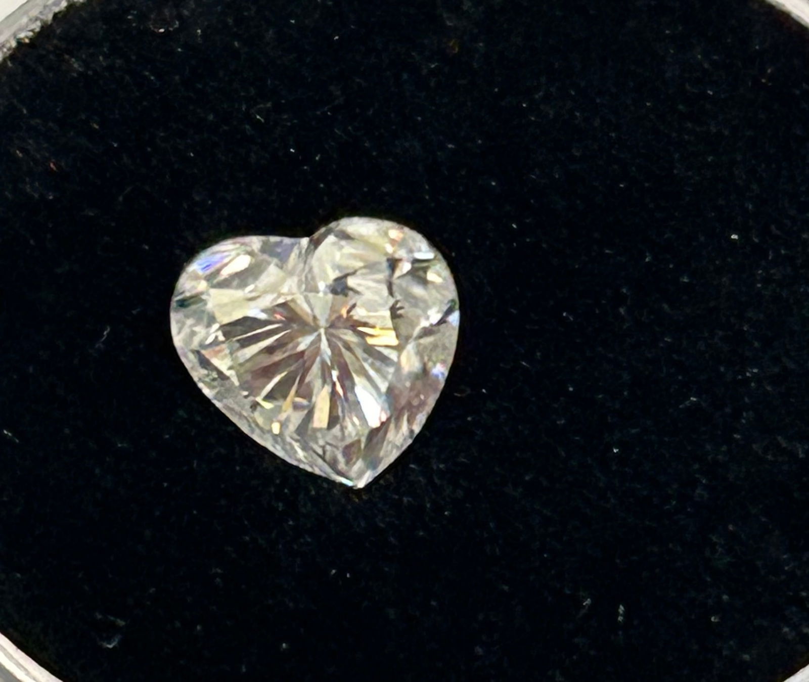 Diamond 1ct Heart Cut VVS1 from South Africa No reserve Lab Grown: a premium, high-clarity stone, often featuring colorless or near-colorless grades (D-I) and exceptional "eye-clean" brilliance. Sourced from renowned South African mines, these stones (natural or