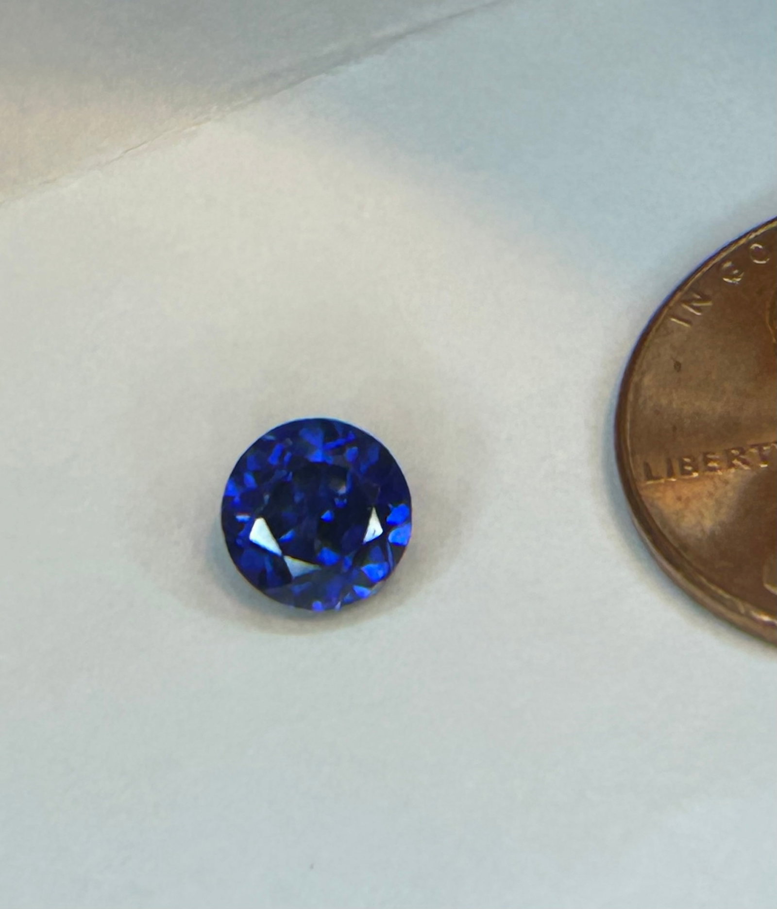 Ceylon Blue Sapphire Round Cut 1.05 ct 6mm VVS No Reserve: a premium, vibrant gem originating from Ceylon. Known for high-clarity & quality. This stone display a bright, medium-light "cornflower" blue hue with excellent luster. Round cuts provide superior bri