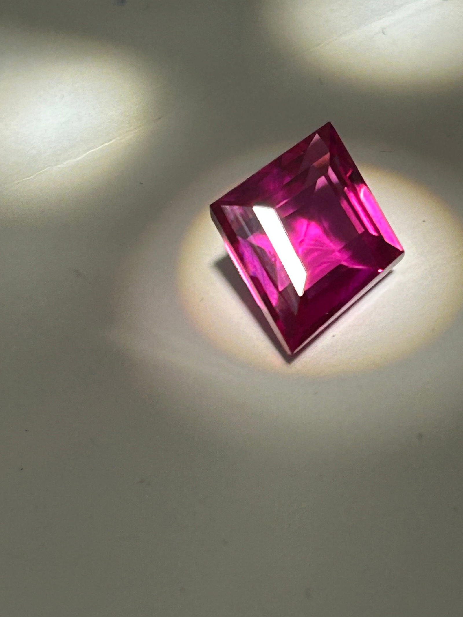 Rhodolite Garnet 10ct Fancy Kite Cut from India Very Pink . No Reserve. EGL Certified: This is a 10 carat natural Rhodolite Garnet, likely originating from African rough and precision-cut in Jaipur, India, featuring a rare, modern fancy kite shape. Known for its vivid rose-red to purpli