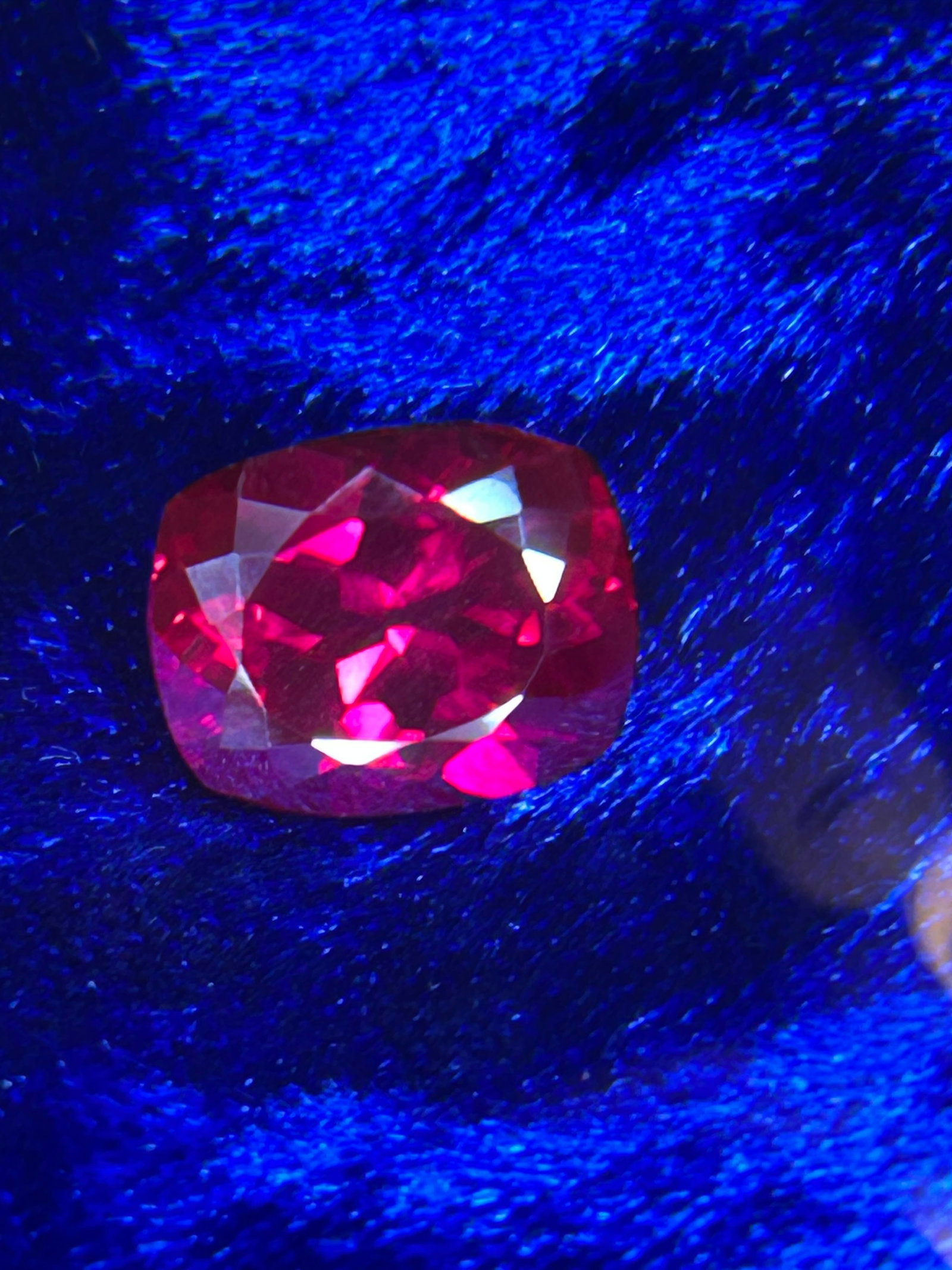 9.35ct Myanmar Painite Oval Cut: Myanmar painite is an extremely rare borate mineral, historically considered the world's rarest gem, found primarily in the Mogok region. It typically displays a deep red, brownish-red, or orange-red