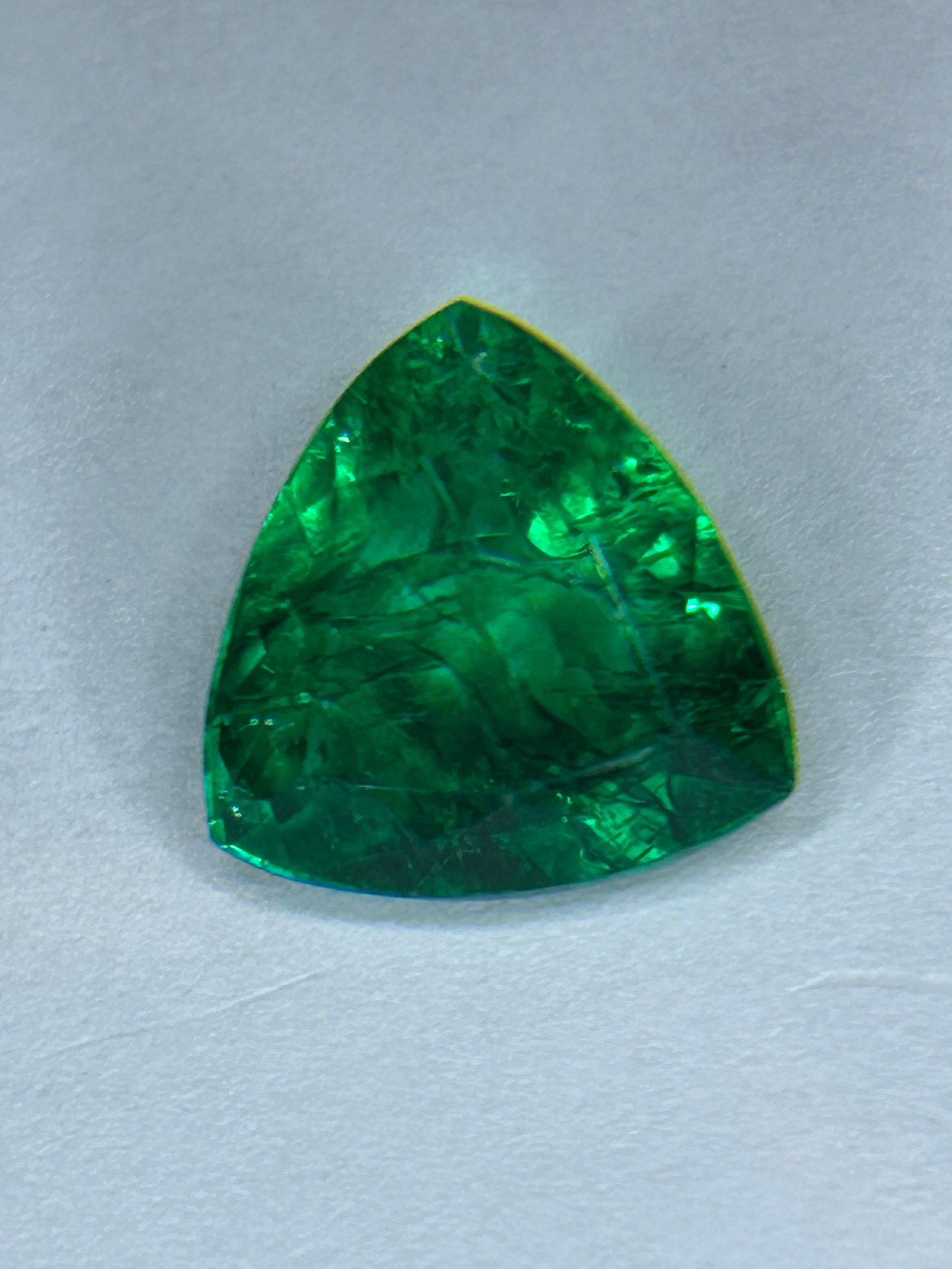 8 Carat Zambian Green Emerald Trillion Cut GGI Certified: Offering a modern, sculptural look with exceptional brilliance. sourced from Zambia, these stones exhibit a rich, vibrant green hue, very good polish, making them ideal for high-end, eye-catching jewe