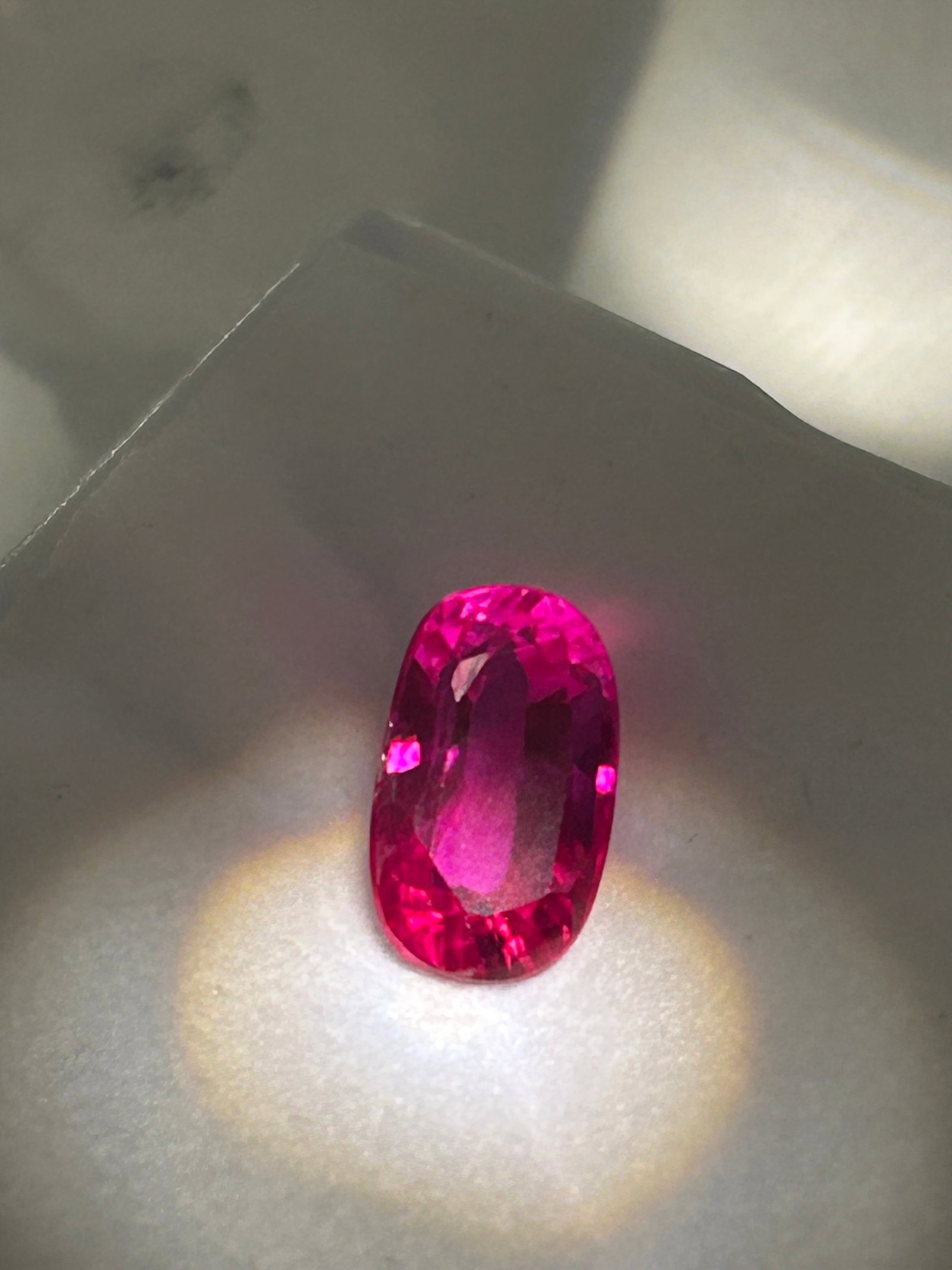 5.00 Carat Pink Sapphire Oval Cut GGL Certified: high-value gemstone, often featuring vibrant, velvety pink tones and excellent clarity. This "mixed brilliant" cut maximizes sparkle while offering a flattering, elongated look on the finger.