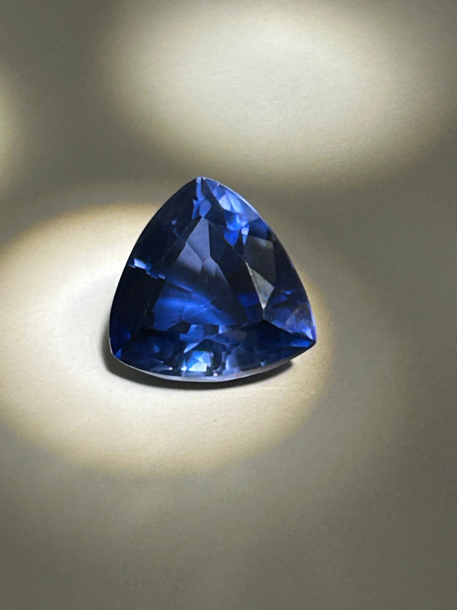 11 carat --- Blue Tanzanite ---Trillion Cut --- Certified: Violet-blue gemstone from Tanzania, known for its deep color and significant sparkle, Trillion cut, with superior clarity and excellent cut, making it a premium choice.Displaying intense royal blue