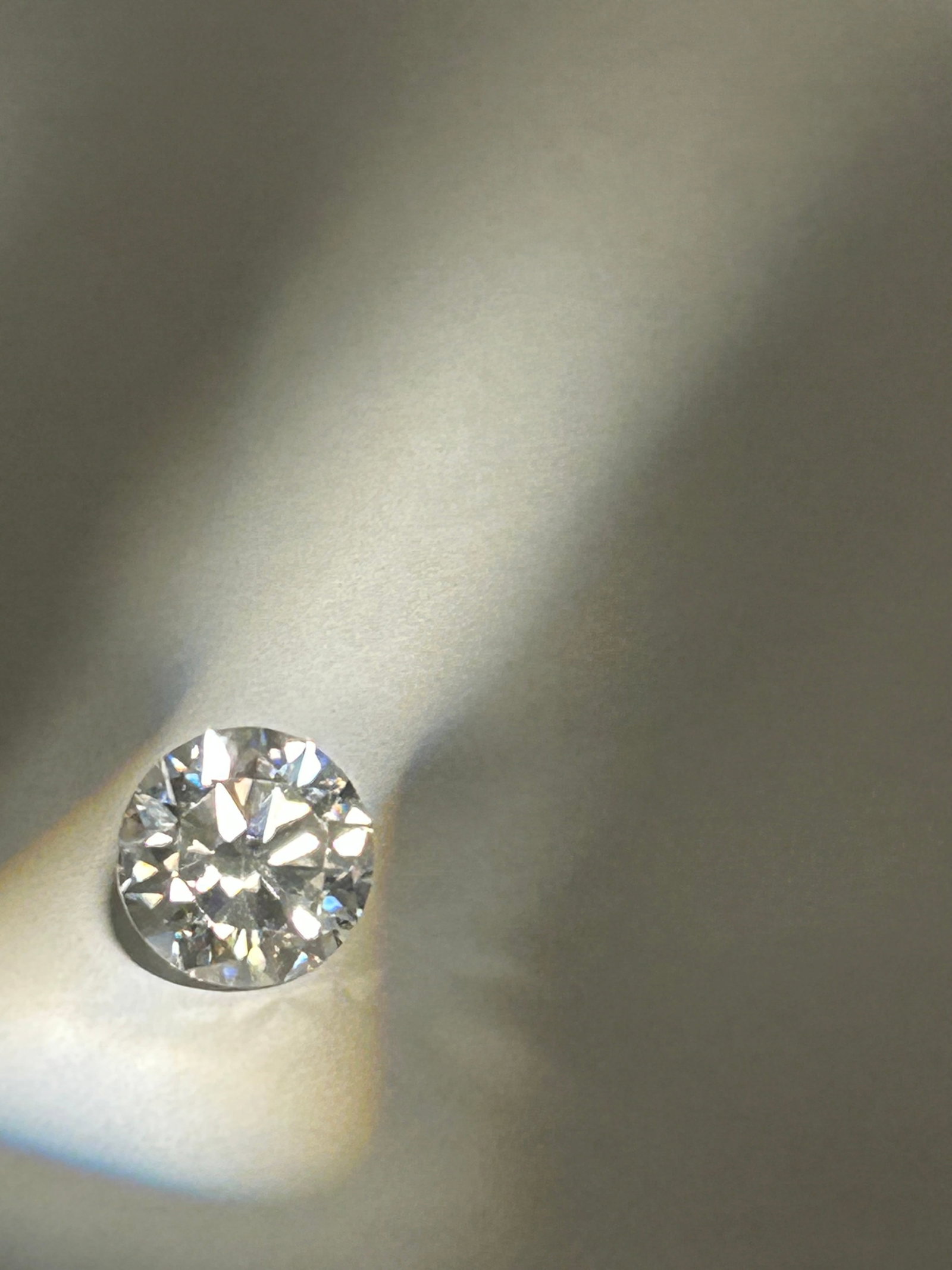 2 Carat -- Moissanite --- Round Brilliant Cut ---LAB GROWN IGI Certified: 2 Carat -- Moissanite --- Round Brilliant Cut