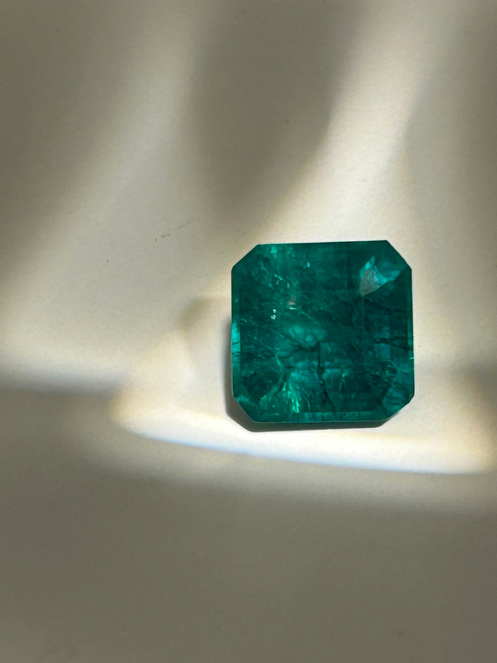 8.00 Carat --- Colombian Green- Emerald-- Radiant Cut: Premium gemstone. The "radiant" shape blends the classic elegance of an emerald step-cut with the brilliant sparkle of a round cut, making it an ideal, eye-catching centerpiece for high-end jewelry.