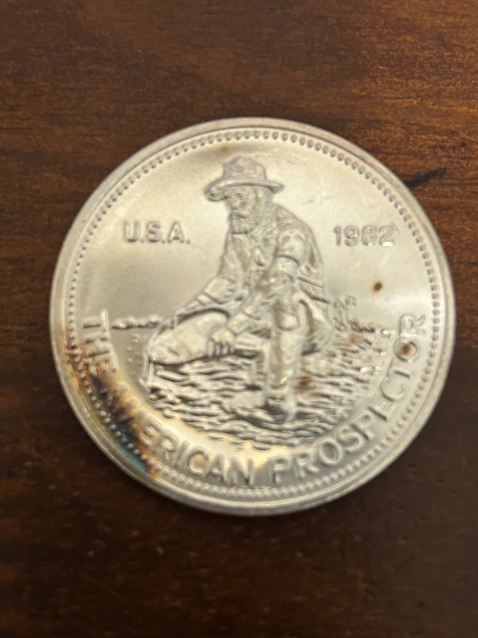 1982 Engelhard Prospector 1 Troy oz .999 Fine Silver Round: Composition: 99.9% Silver Weight: 31.105g ASW: 1oz t Size: 40mm (Diameter)