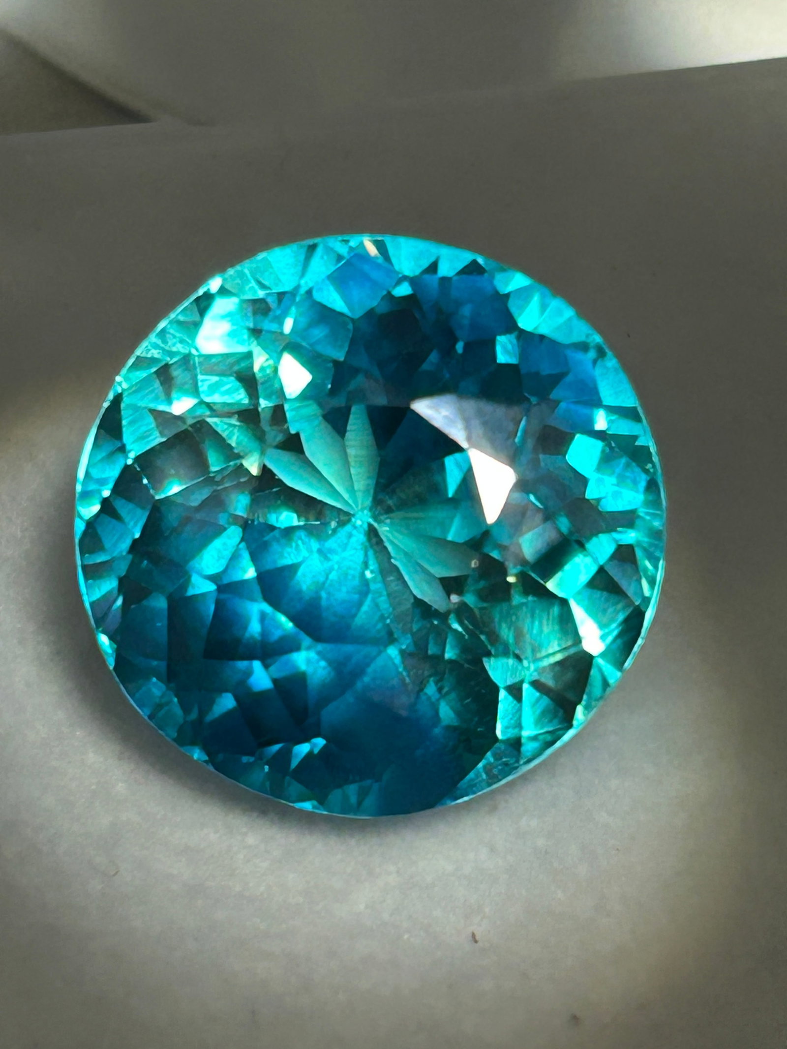 39 Carat ---- D Green Sapphire ---- Round Cut: An exceptionally large, rare, and striking natural corundum gemstone. It features a vibrant "D-green" color (a vivid, deep forest green hue) and a classic symmetrical round facet design.