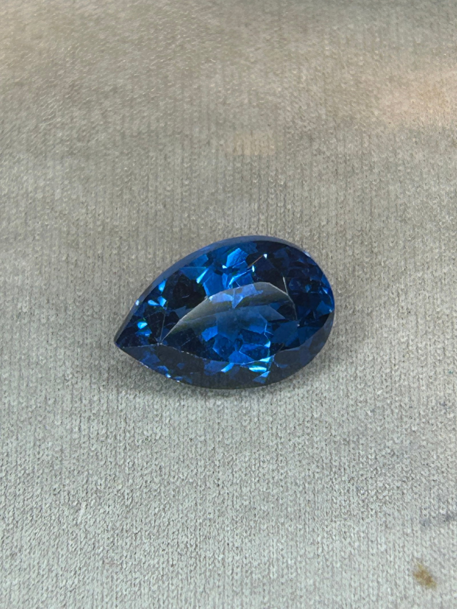 4.70 Carat ---- Natural Brazilian Swiss Blue Topaz--- Oval Cut: A highly popular, vivid mid-blue gemstone. Valued for its brilliant, electric color, clarity, and affordability, this size is highly versatile for fine jewelry like pendants or statement rings.