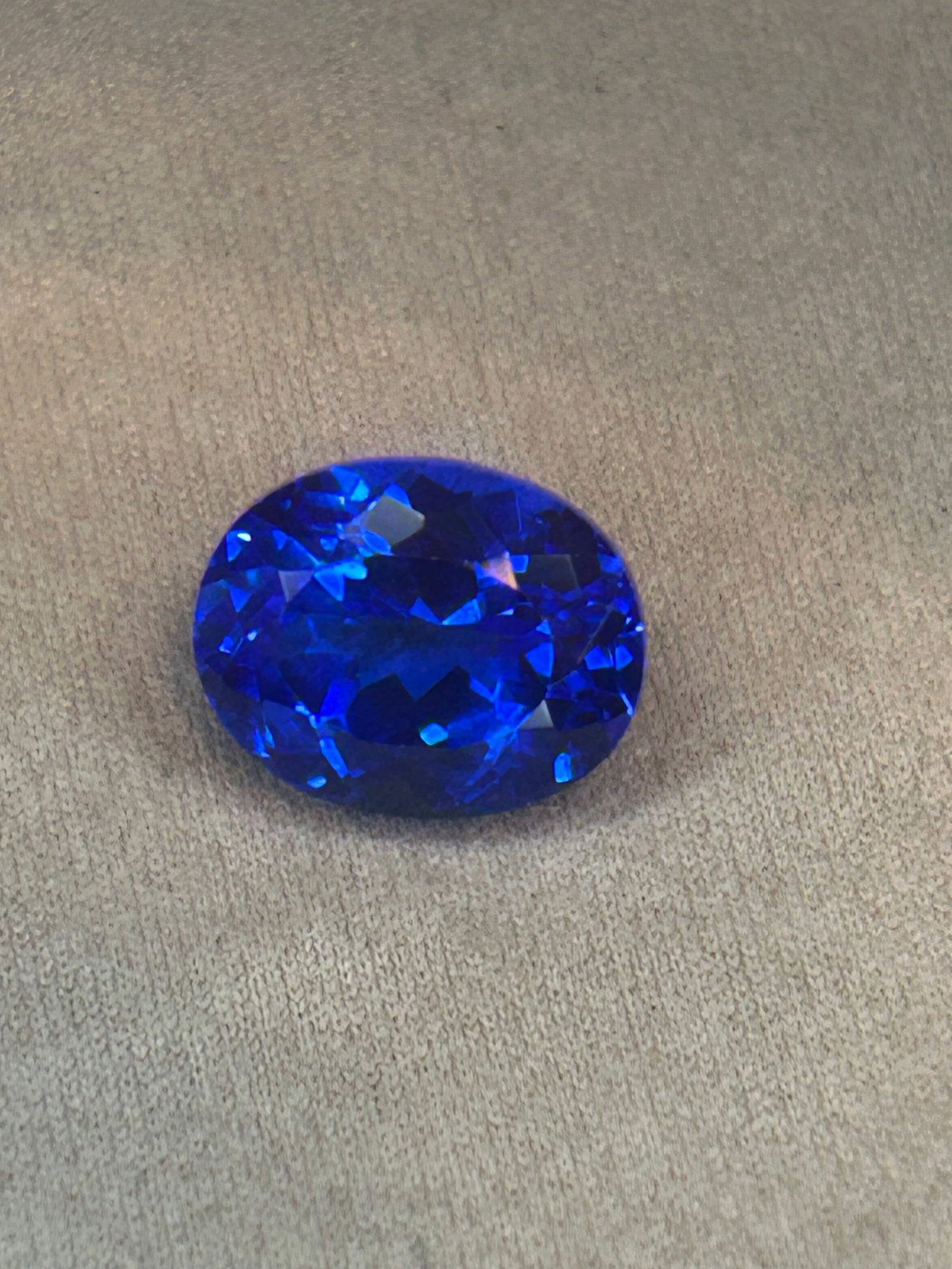 5.55 Carat -- Natural Blue Tanzanite ----Brilliant Oval Cut (1 of 2)