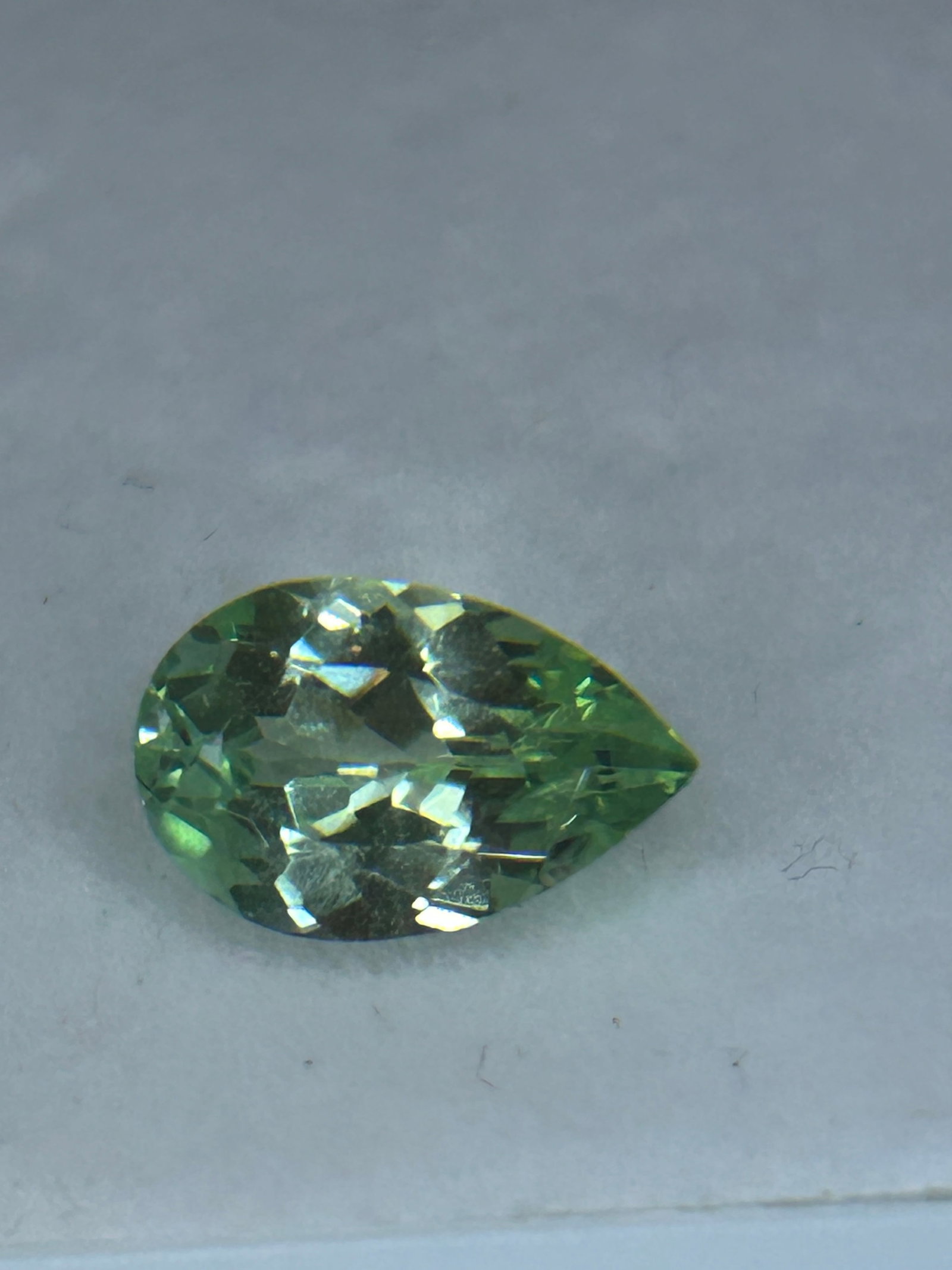 4.35 Carat Natural Montana Green Sapphire Pear Cut: A collector-grade gemstone. Because most authentic Montana sapphires typically yield finished stones under 2 carats, a premium gem crossing the 4-carat threshold stands out for its extreme scarcity,