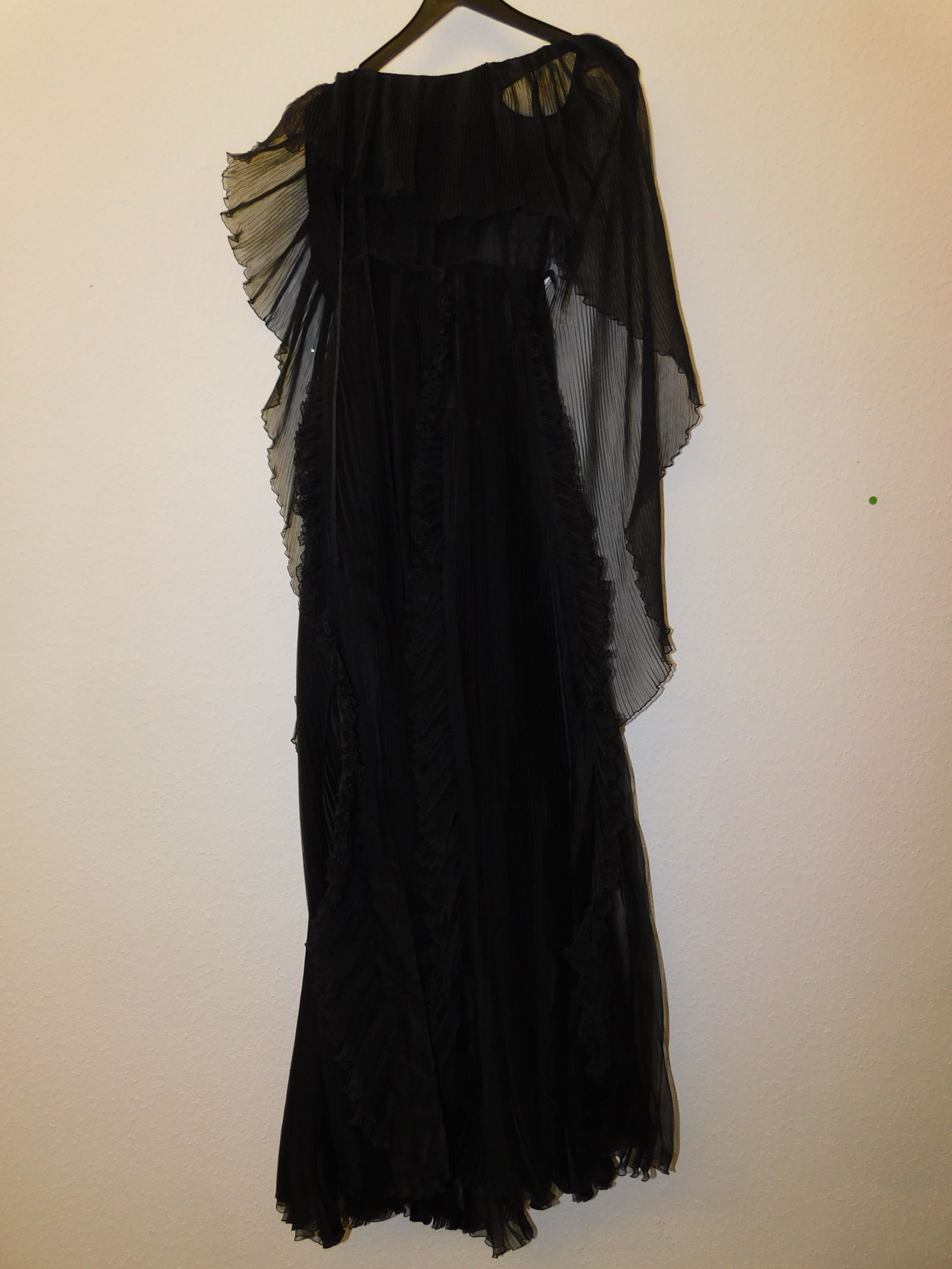 Ralph & Russo SS18 EVE 006B Silk Dress, Organza Black, Size 40: Ralph & Russo SS18 EVE 006B Raffles Plisse’ Evening Dress, Organza Black, Size 40 (RRP £ 8,500) A dreamy Silk Plisse’ organza evening dress with a beautiful movement. It has an