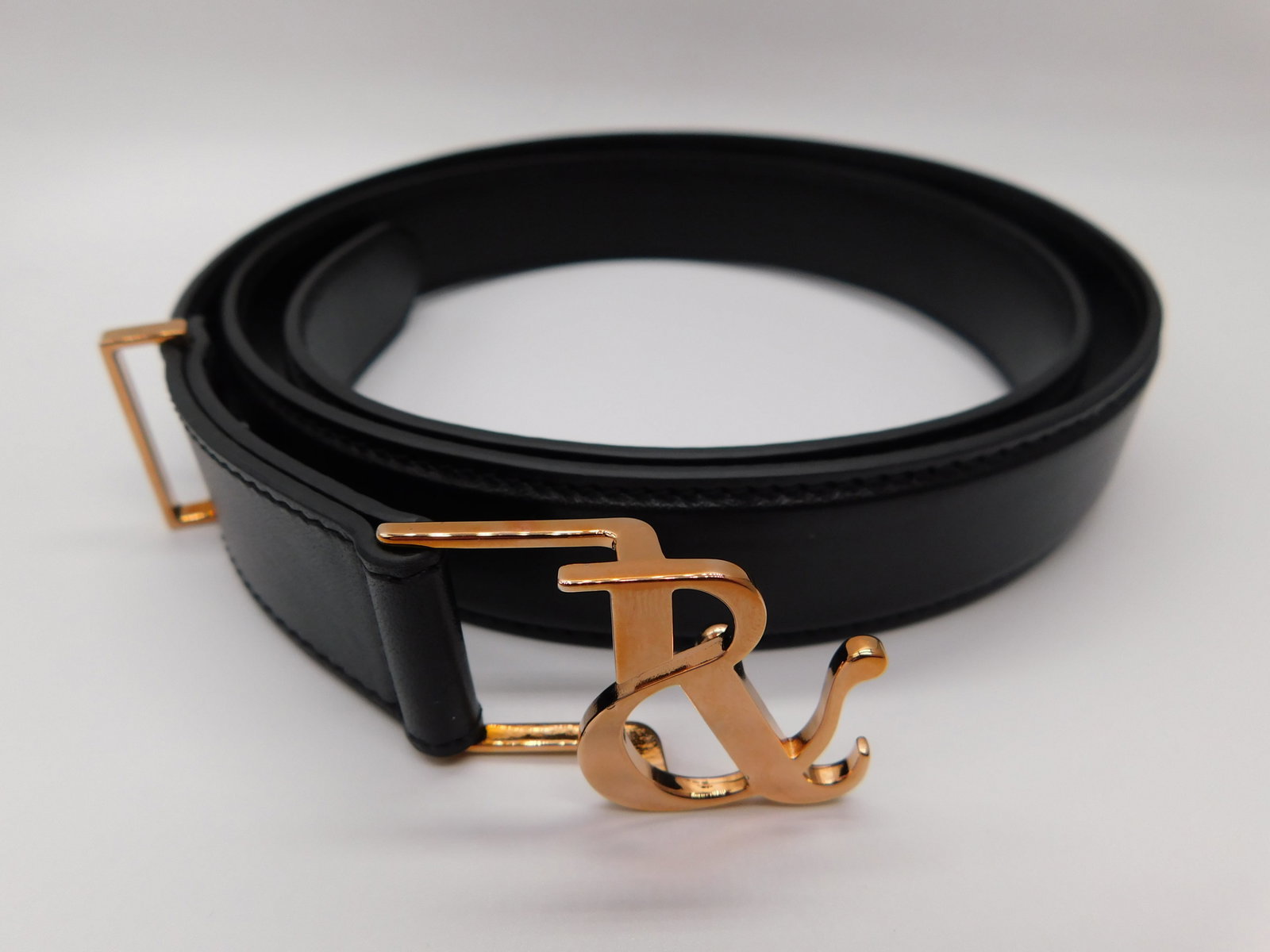 Ralph & Russo Monogram Belt, Calf, Black/Rose Gold, Size L (RRP £325) Thin bl: Ralph & Russo Monogram Belt, Calf, Black/Rose Gold, Size L (RRP £325) Thin black leather belt with rose gold R&R buckle, ideal to wear with any outfits.