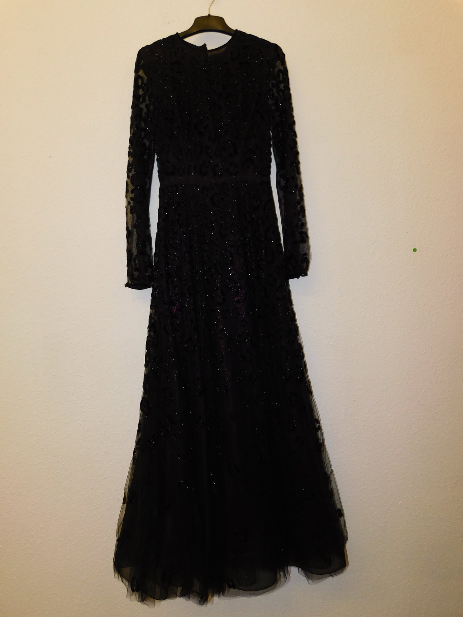 Ralph & Russo 19F11 D028 Dress, Fuchsia, Size 36: Ralph & Russo 19F11 D028 Long Sleeve Lace Dress with metallic base, Fuchsia, Size 36, (RRP £16,900) - Evening gown with round collar and three quarter sleeves in embroidered lac