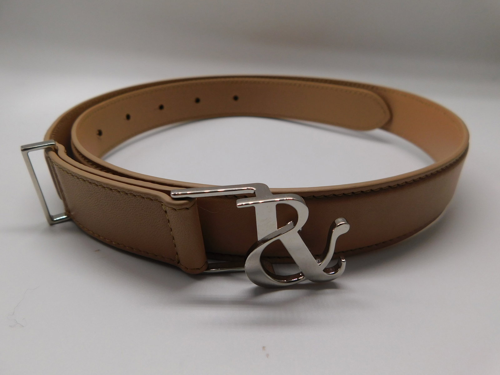 Ralph & Russo Monogram Belt, Calf, Tan/Silver, Size S (RRP £325) Thin belt in tan leather: Ralph & Russo Monogram Belt, Calf, Tan/Silver, Size S (RRP £325) Thin belt in tan leather with shiny silver R&R monogrammed buckle. Easy to match to any looks.