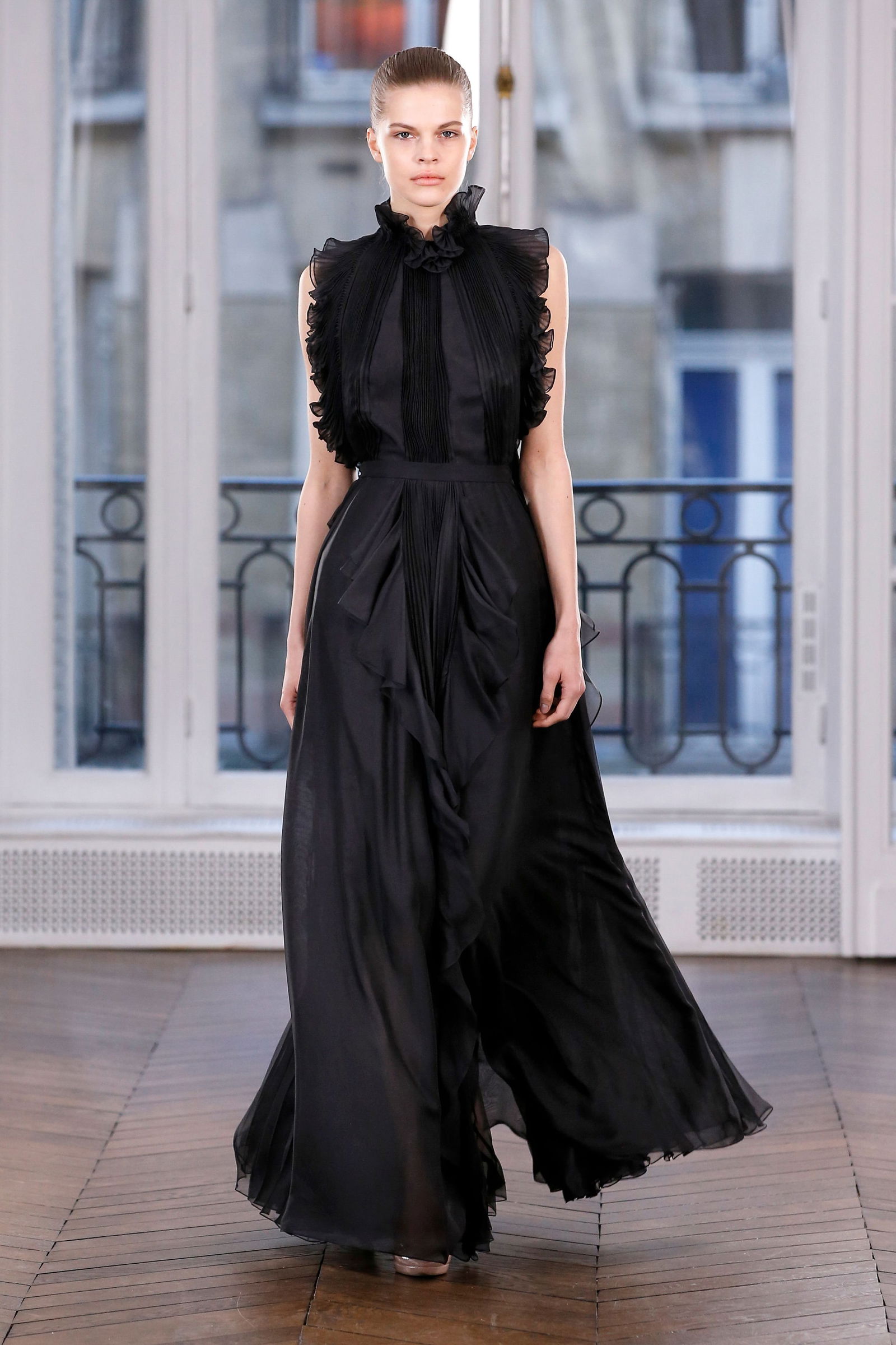 Ralph & Russo 17W EVE 015 Pleated Silk Chiffon Eve Dress, Black, Size 36 (RRP £10,500): Ralph & Russo 17W EVE 015 Pleated Silk Chiffon Eve Dress, Black, Size 36 (RRP £10,500) -Romantic and very feminine evening gown in pure silk chiffon, sourced in Italy and hand pleated. Halter nec