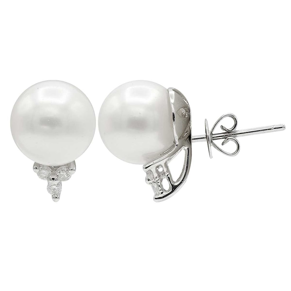 14K White Gold Earrings with Freshwater Pearls and Diamonds: A harmonious blend of elegance and modernity, this exquisite pair of earrings features lustrous Freshwater Pearls, complemented by sparkling Diamonds. The pearls are gracefully set in a sleek design,