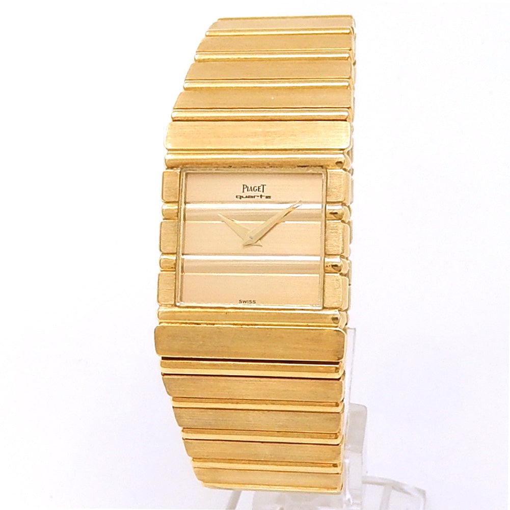 Piaget Polo 7131 C701 18k Yellow Gold Champagne Dial: The Piaget Polo, Reference 7131 C701, is an iconic emblem of luxury horology. Fully integrated in 18k Yellow Gold, this timepiece features a quintessential Champagne dial that harmoniously blends
