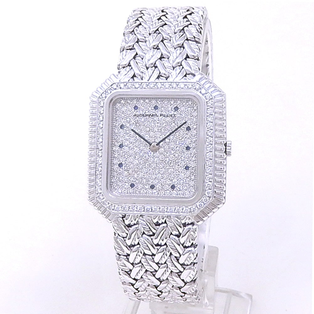 Audemars Piguet Vintage 18k White Gold Diamond Pave Dial: The legendary Swiss manufacture presents the Audemars Piguet Vintage, a captivating masterpiece of haute joaillerie watchmaking. Meticulously crafted in 18k white gold, this exquisite timepiece coordi