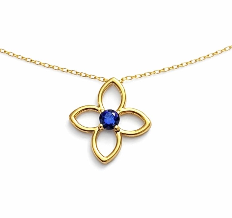 0.37ctw Blue Sapphire Clover 14K Yellow Gold Pendant: A testament to superior craftsmanship, this exquisite Clover pendant featuring Blue Sapphire is unparalleled. Showcasing the gems in a Prong arrangement, the pendant consists of 2.98 grams of 14K Yell