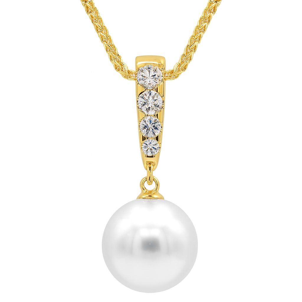 14k Yellow Gold South Sea Pearl & Diamond Pendant Necklace: Radiating elegance and sophistication, this exquisite pendant necklace features a lustrous South Sea Pearl, complemented by dazzling diamonds. The diamonds, with a total carat weight of 0.15, are set 