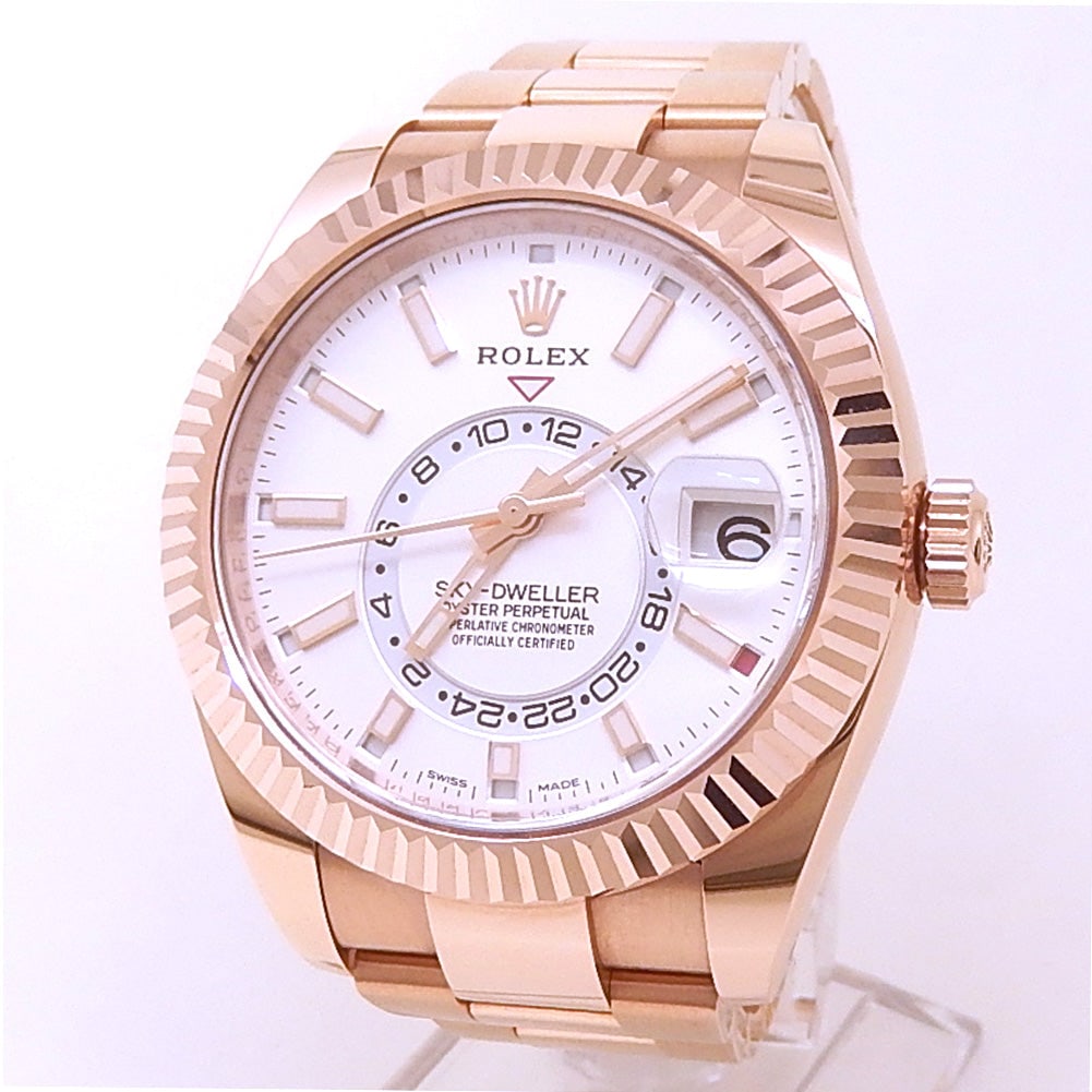 Rolex Sky-Dweller 326935 18k Everose Gold Silver Dial: The Rolex Sky-Dweller, Reference 326935, is a masterpiece of horological engineering and refined aesthetics. Crafted from Rolex's proprietary 18K Everose gold, this timepiece features a stunning silve