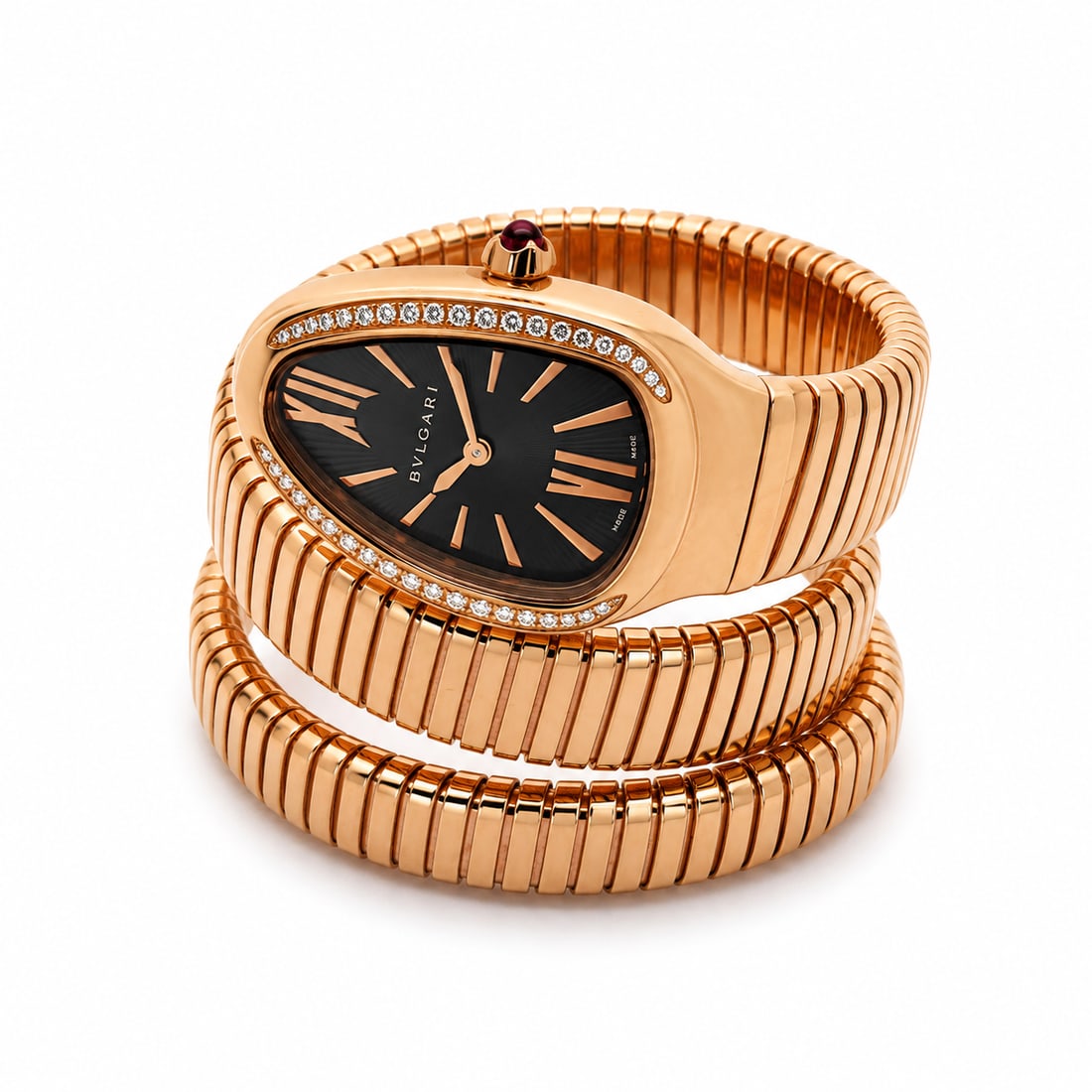 Bulgari Serpenti Tubogas 103002/SPP35G Diamond Bezel Black Dial: The Bulgari Serpenti Tubogas, Reference 103002/SPP35G, is an iconic fusion of high jewelry craftsmanship and distinctive horological design. Featuring an elegant Black dial framed by a sparkling Diamo