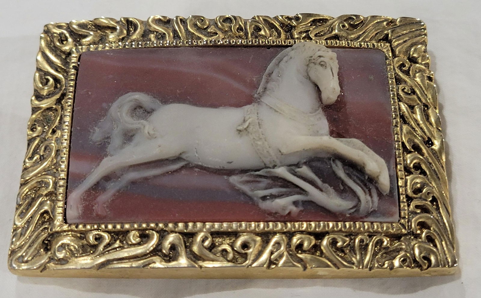 Vintage 1976 Incolay Studios White Horse Cameo Brass Belt Buckle: Vintage 1976 Incolay Studios White Horse Cameo Brass Belt Buckle