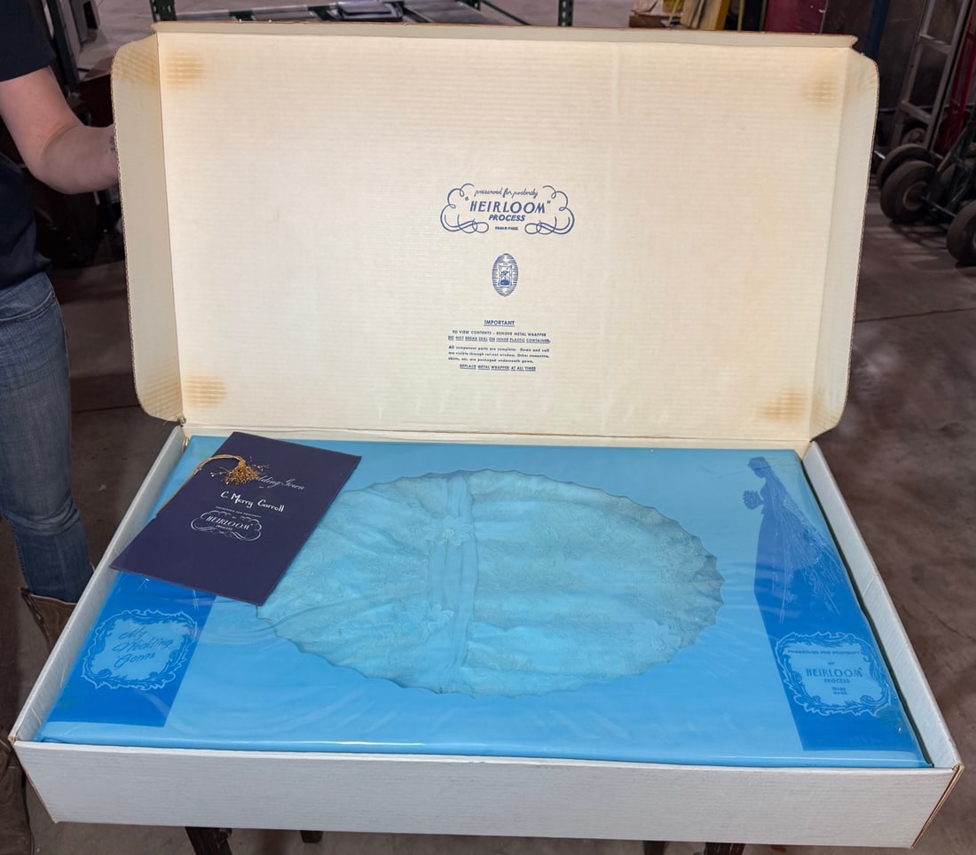 Wedding Gown Preservation Box (Heirloom) (1 of 3)