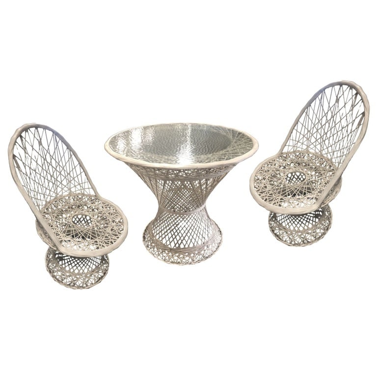 Mid Century 1970s Russel Woodard Fiberglass Table and Chairs Patio Dining Set: Russel Woodard (1919–) was an American designer renowned for his mid-century modern outdoor furniture. Founder of his eponymous company in 1946, Woodard's iconic designs, characterized by clean line