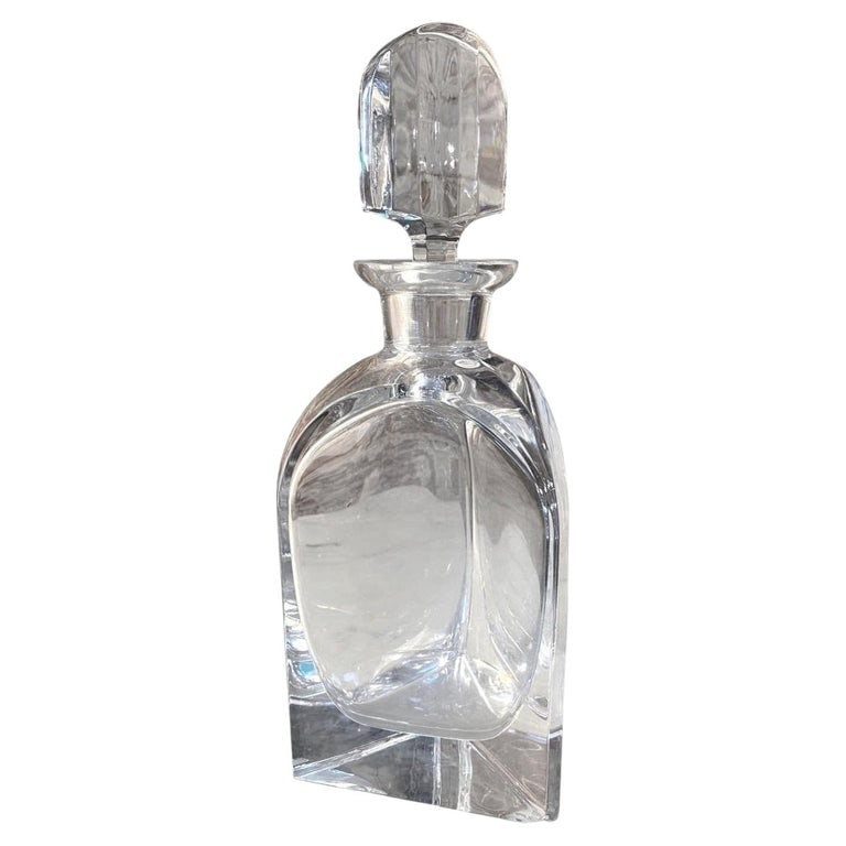 Early Mid-Century Decorative Italian Crystal Whisky Liquor Decanter, 1940: Mid-century Italian crystal art glass whisky liquor decanter with a stopper features a geometric design with a triangular shape to the bottle. The decanter is a great example of Art Deco-influenced Mi