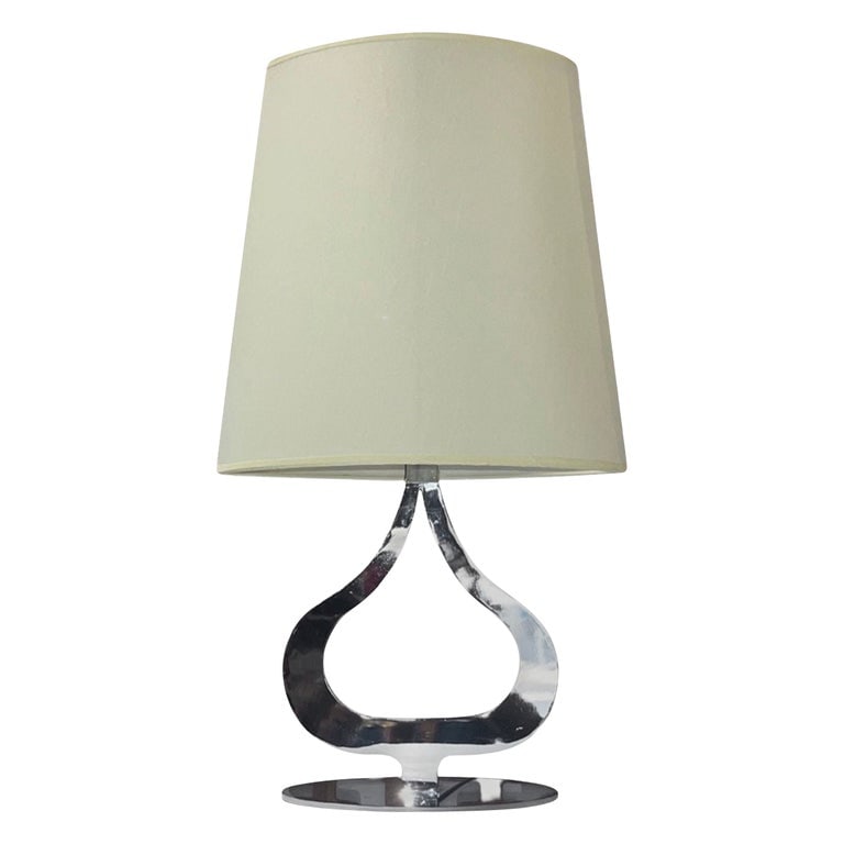 Postmodern Chrome Tear Drop Shaped Table Lamp, 5 Avial: Postmodern Chromed teardrop-shaped table lamps featuring an organic shape fixed to an oval-shaped base.The lamp takes a standard us light bulb and 110V US wall socket. The lampshade is included.Dimens