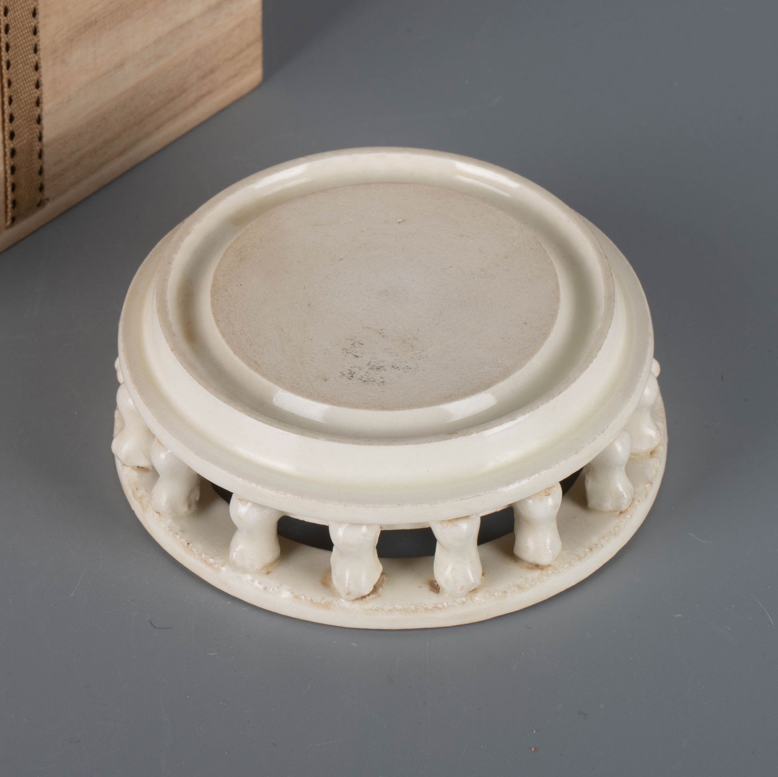 Sui Dynasty white porcelain Biyong-style inkstone (1 of 6)